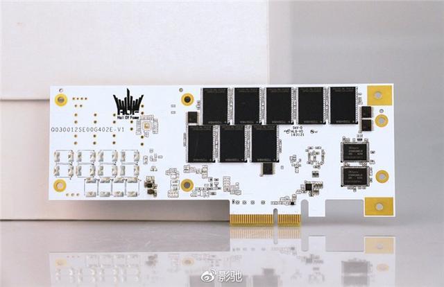 影驰名人堂AIC固态硬盘曝光：白色PCB