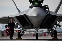 美国空军在F-22猛禽战机上完成首个3D打印钛金属零部件的安装