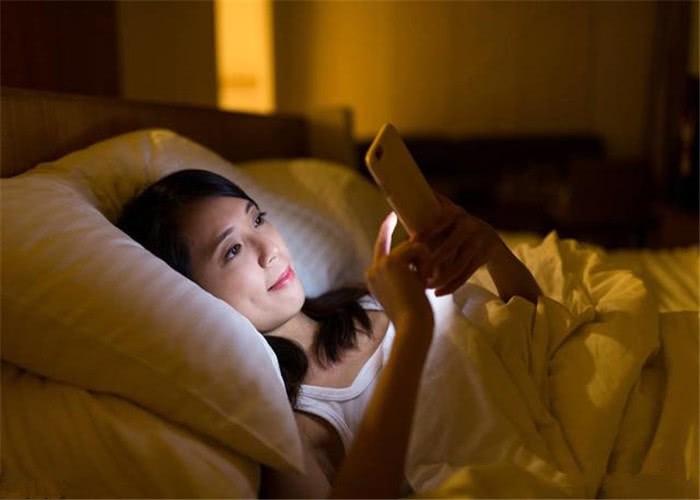 长时间睡觉前玩手机，身体变化“会找上你”，早知早好！