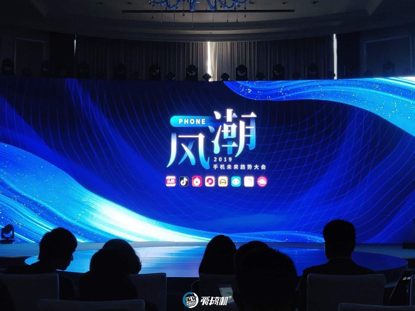 “华米OV蘋”五强并立，短期内5G带动销量有限