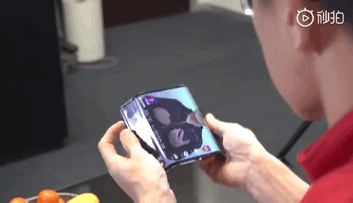 外国网友看了小米的双折叠手机后，说了一个词：origaMi