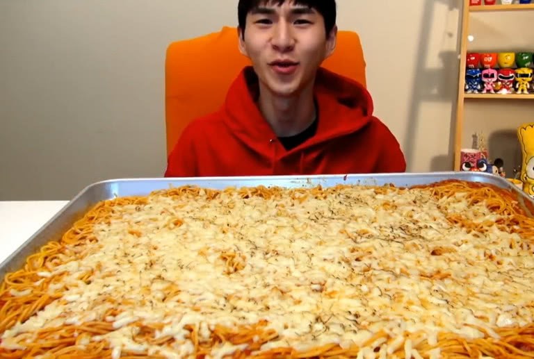 韩国大胃王挑战十碗拉面，看到第一叉的量，网友：小胃王吧！