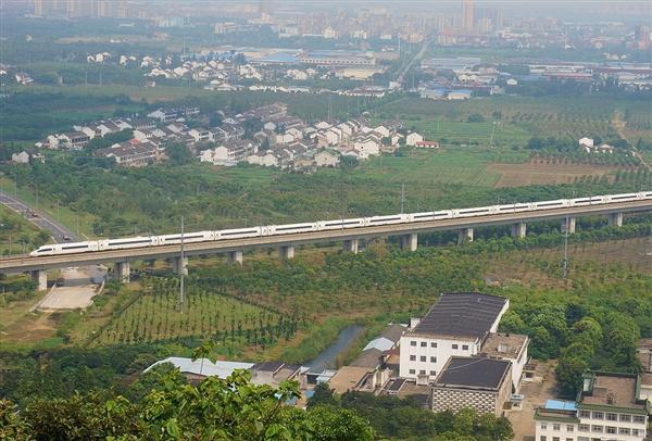 中国首列商用磁浮2.0版列车提速测试：设计时速160公里