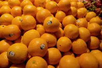 冬天的水果有多贵？橙子论个称就算了，看到车厘子的单价厉害了！