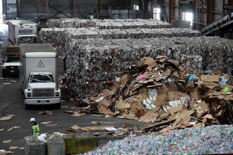 中国不再进口洋垃圾，这对美国来说是一场灾难，大量垃圾堵在了后院