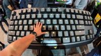 从一指神功变一拳神功？Razer于CES展示可实际操作的巨无霸机械式键盘