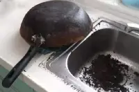 家里菜锅用久了，“黑垢”又厚又脏？教你一招，铁锅焕然一新！