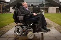 这简直是“社交”轮椅！外骨骼和动力轮椅结合，能站能坐上下自如