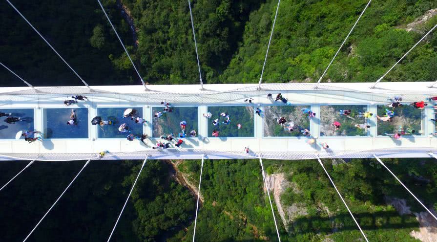 盘点世界上最让人恐惧的14座悬索桥，看着都吓得脚发软了