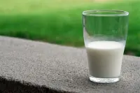 脱脂奶粉并非零脂肪：营养还没全脂奶粉好
