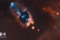 NASA拍到新生亮蓝色恒星：距地球约1000光年