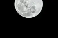 余承东晒P30Pro拍月亮：多倍变焦稳了