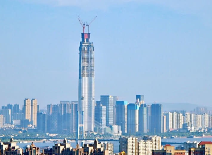 武汉欲超上海建第一高楼，被砍181米成笑话，如今又面临一难题